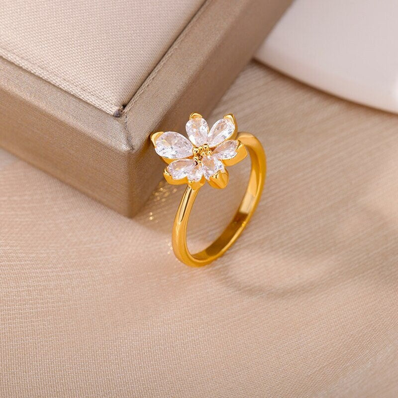 Dainty Flower Ring, Crystal Flower Ring, 18K Gold Flower Ring, Flower Fashion Ring for Women, Gift for Her