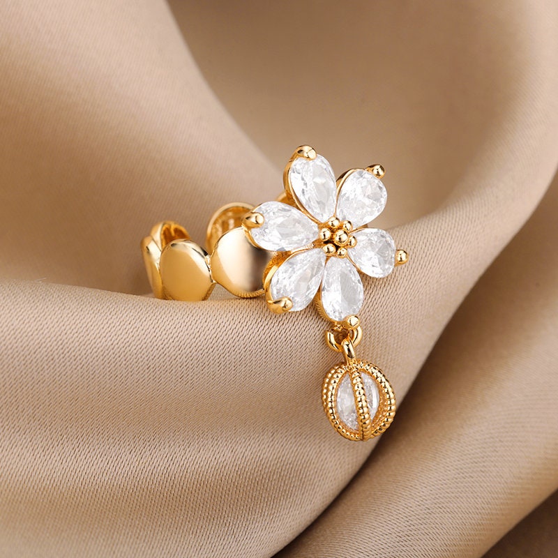 Gold Zircon Flower Ring, Flower Crystal Ring, 18K Gold Stacking Ring, Dainty Minimalist Jewelry, Punk Delicate for Women, Gift for Her