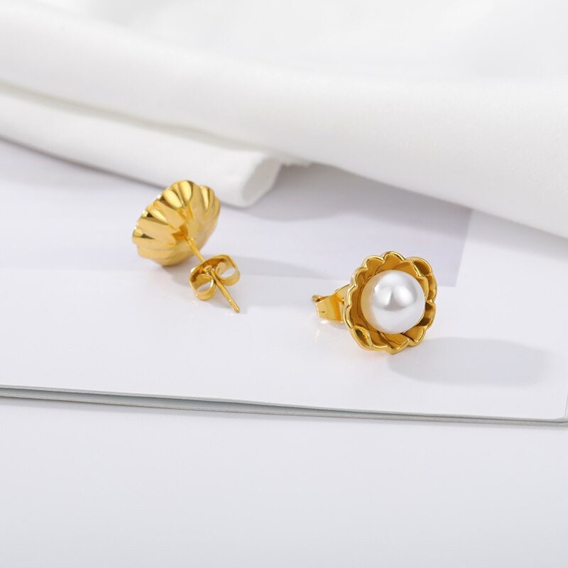 Boho Flower Pearl Stud Earrings, Gold Pearl Earrings, 18K Gold Pearl Studs, Dainty Minimalist Flower Earrings for Women, Gift for Her