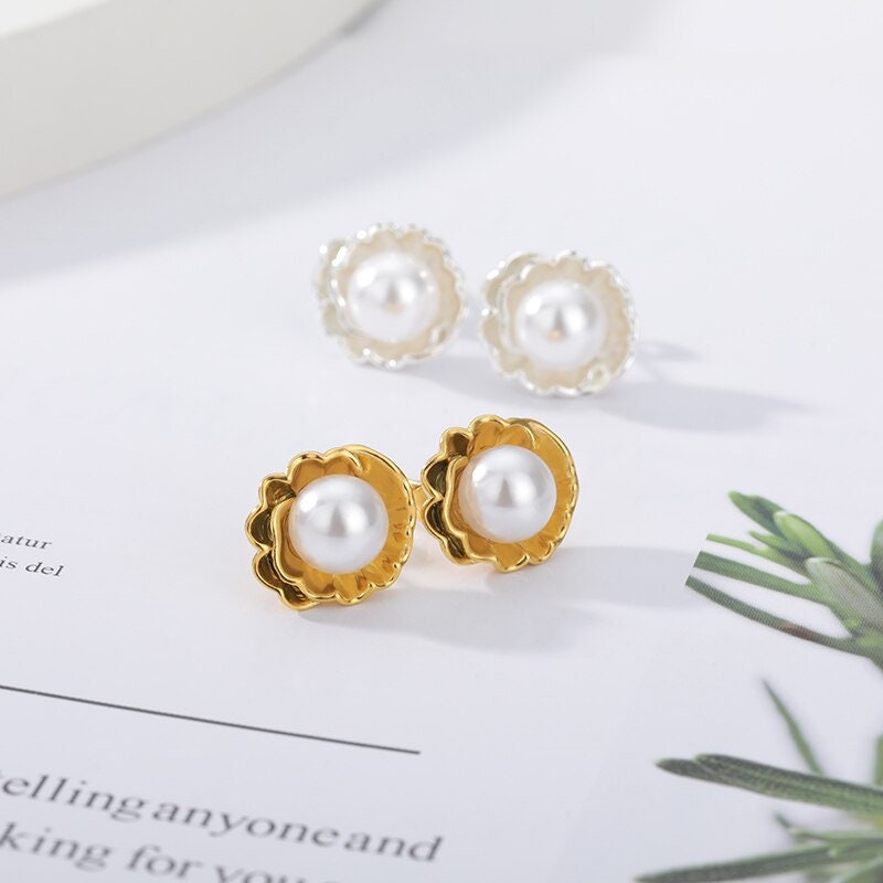Boho Flower Pearl Stud Earrings, Gold Pearl Earrings, 18K Gold Pearl Studs, Dainty Minimalist Flower Earrings for Women, Gift for Her