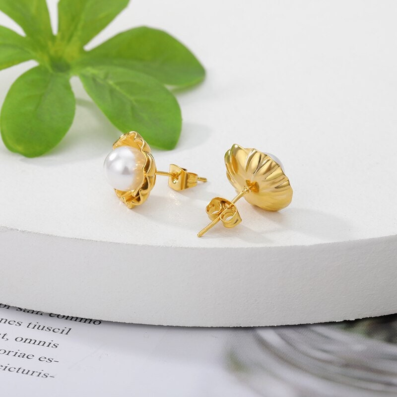 Boho Flower Pearl Stud Earrings, Gold Pearl Earrings, 18K Gold Pearl Studs, Dainty Minimalist Flower Earrings for Women, Gift for Her