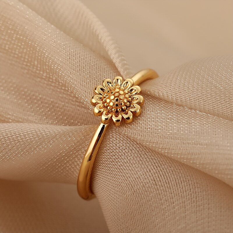 Boho Sunflower Ring, Gold Sunflower Ring, 18K Gold Daisy Flower Ring, Dainty Minimalist Floral Ring for Women, Gift for Her