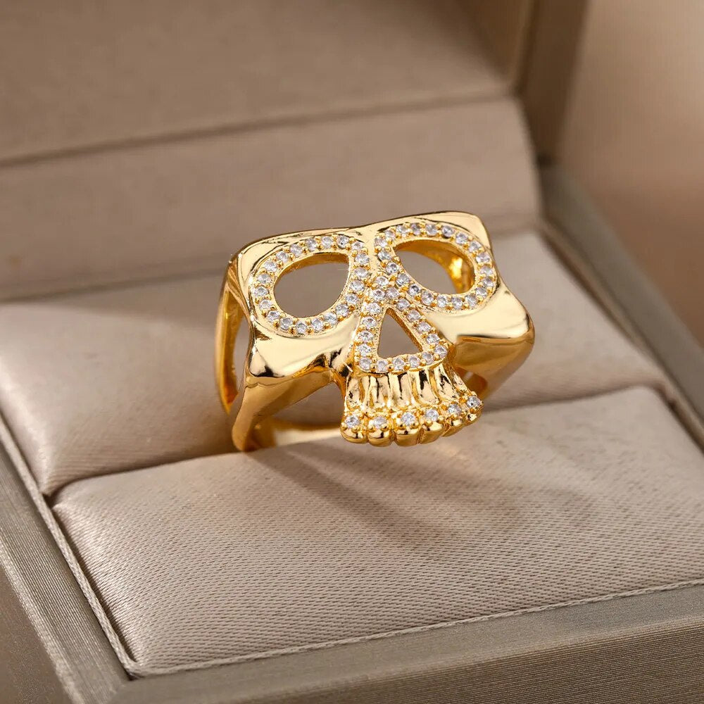 Glamour in the Macabre: Halloween-Style Crystal Skull Ring - Unveiling Elegance in Spookiness