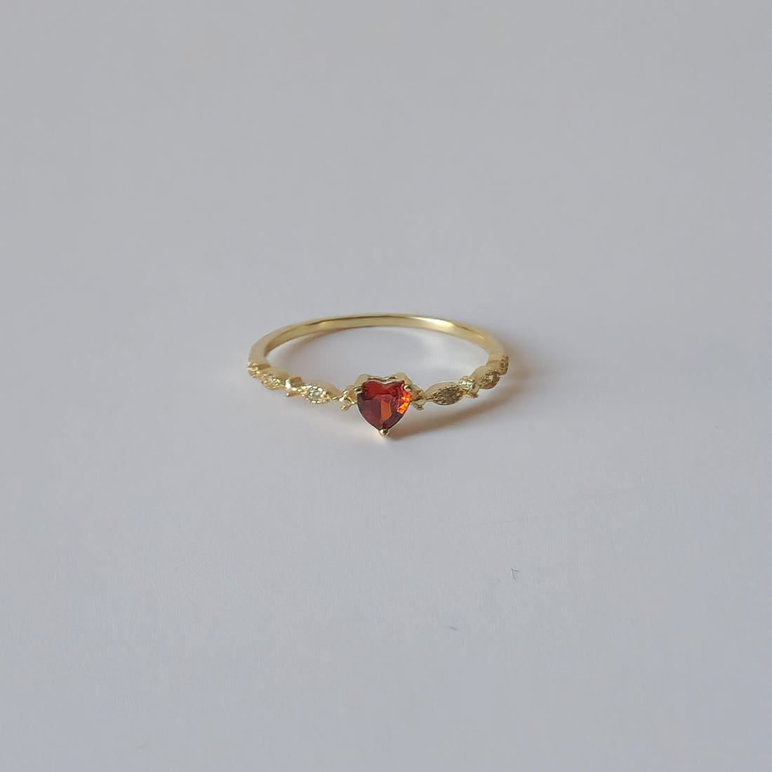 18K Gold Dainty Minimalist Red Crystal Heart Ring Cubic Zirconia Womens Jewelry