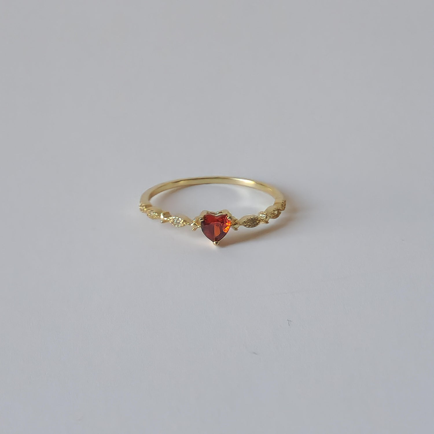 18K Gold Dainty Minimalist Red Crystal Heart Ring Cubic Zirconia Womens Jewelry
