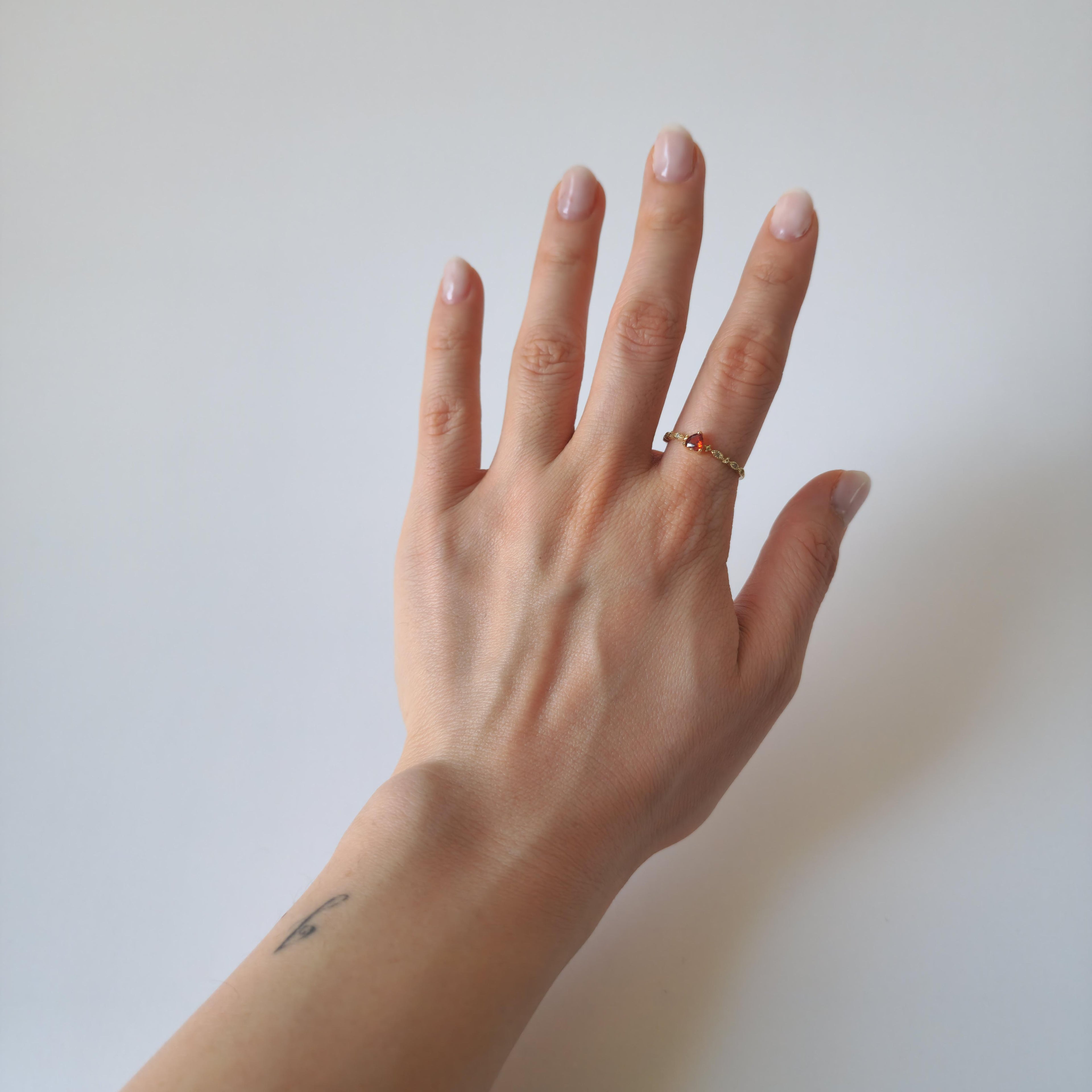 18K Gold Dainty Minimalist Red Crystal Heart Ring Cubic Zirconia Womens Jewelry