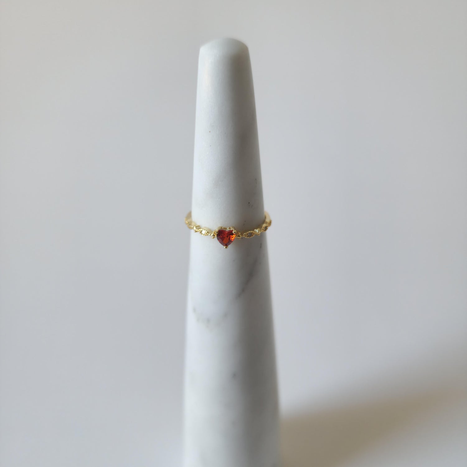 18K Gold Dainty Minimalist Red Crystal Heart Ring Cubic Zirconia Womens Jewelry