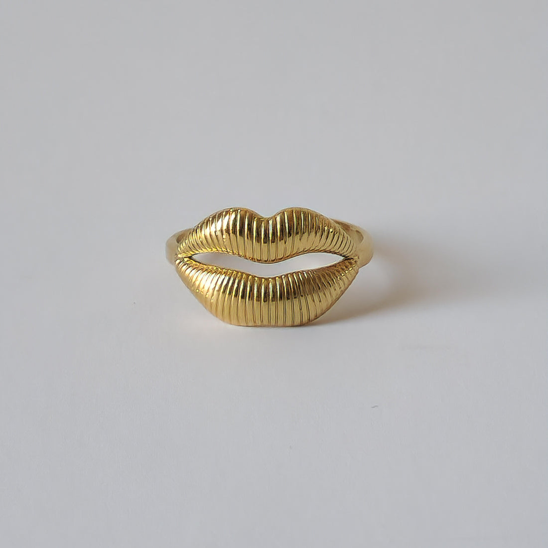 18K Gold Retro 90s Lips Ring Adjustable Open Band Vintage Women&