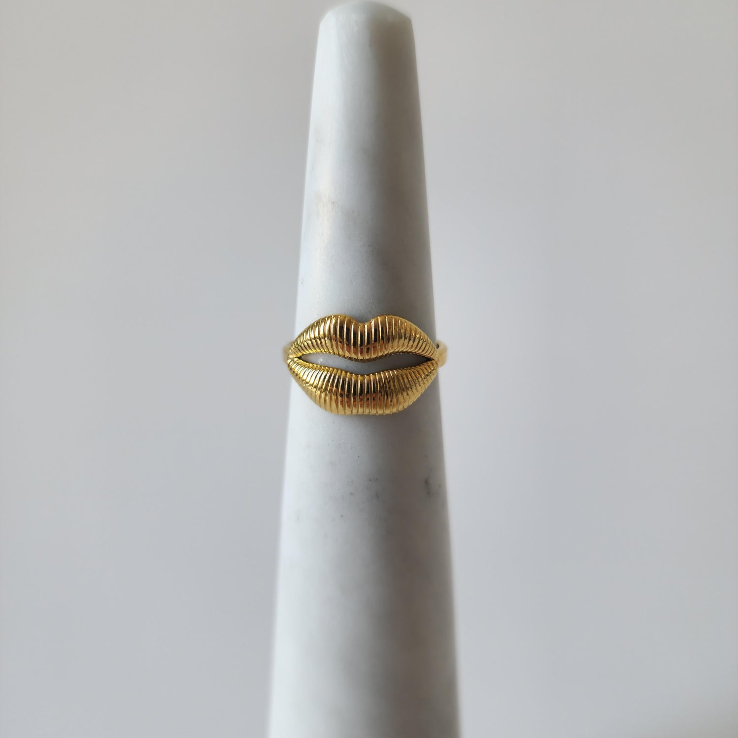 18K Gold Retro 90s Lips Ring Adjustable Open Band Vintage Women&