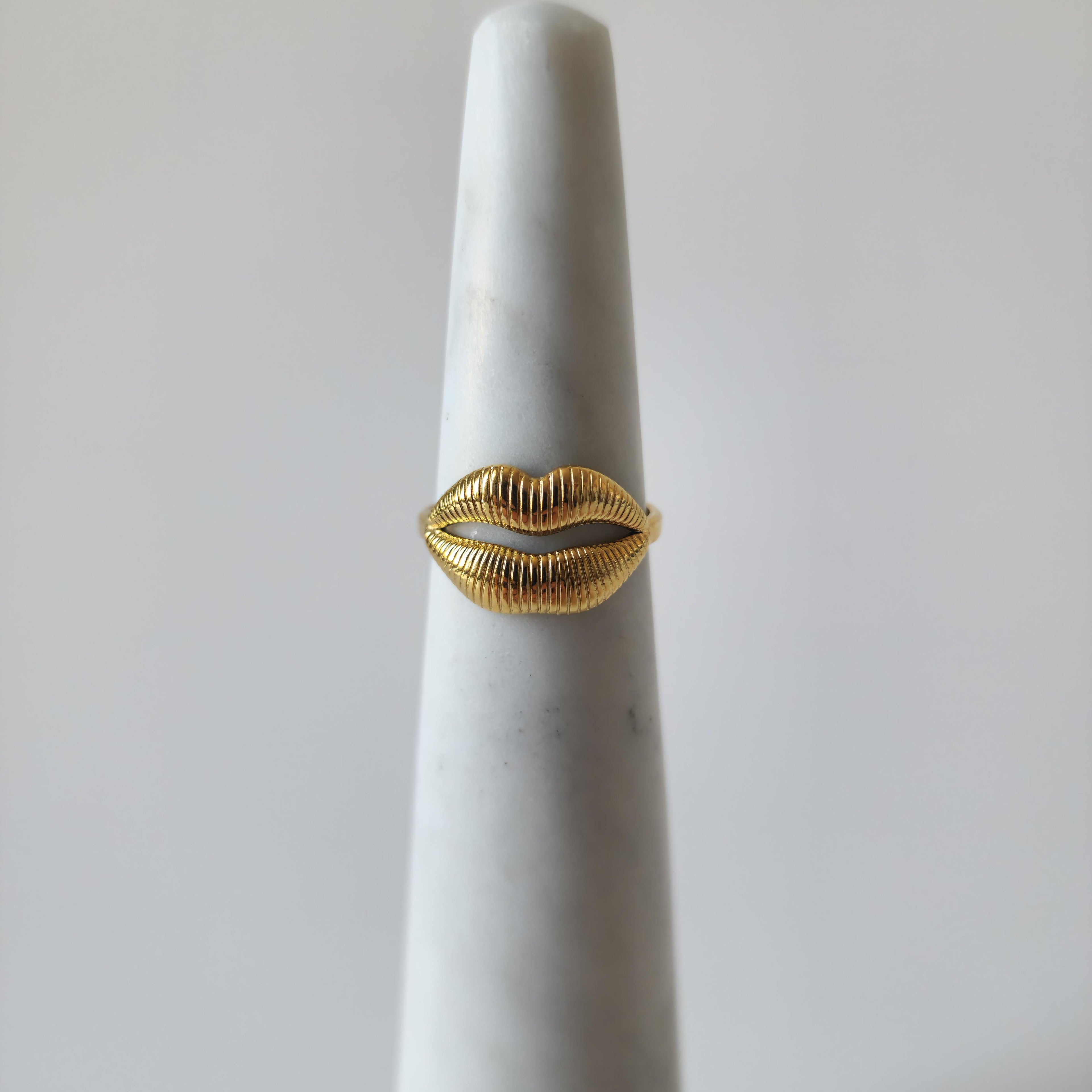 18K Gold Retro 90s Lips Ring Adjustable Open Band Vintage Women&