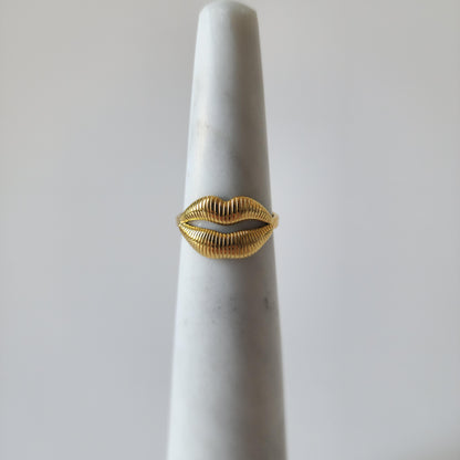 18K Gold Retro 90s Lips Ring Adjustable Open Band Vintage Women&