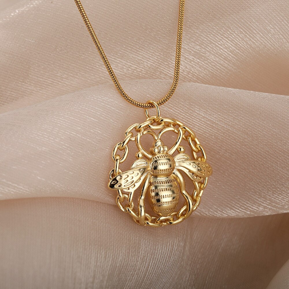 Punk Bee Wasp Coin Pendant, 18K Gold Layered Necklace, Gothic Dainty Minimalist Jewelry, Delicate Handmade for Women, Gift for Her