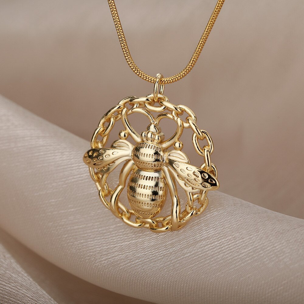 Punk Bee Wasp Coin Pendant, 18K Gold Layered Necklace, Gothic Dainty Minimalist Jewelry, Delicate Handmade for Women, Gift for Her