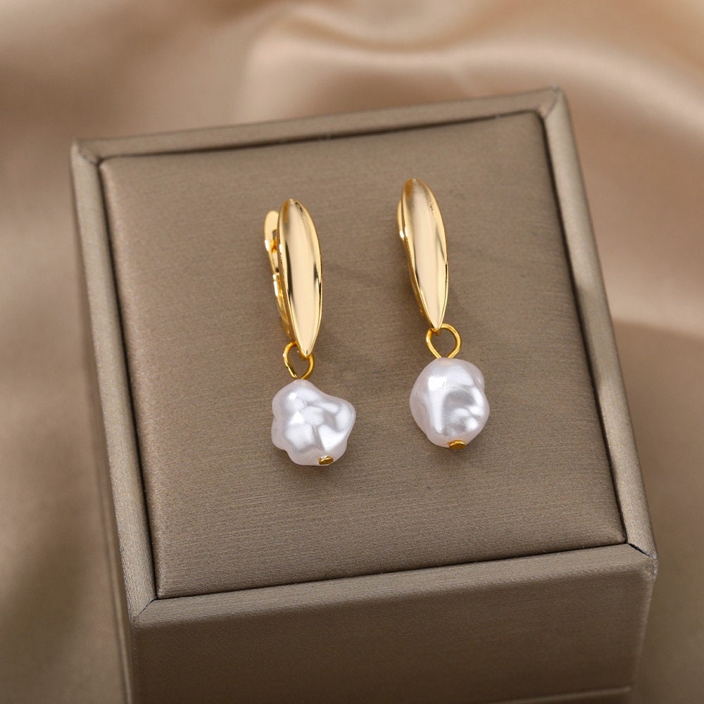 Boho Pearl Hoop Earrings, Gold Pearl Earrings, 18K Gold Earrings, Baroque Pearl Dangle Drop Earrings for Women, Gift for Her