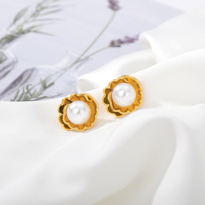Boho Flower Pearl Stud Earrings, Gold Pearl Earrings, 18K Gold Pearl Studs, Dainty Minimalist Flower Earrings for Women, Gift for Her