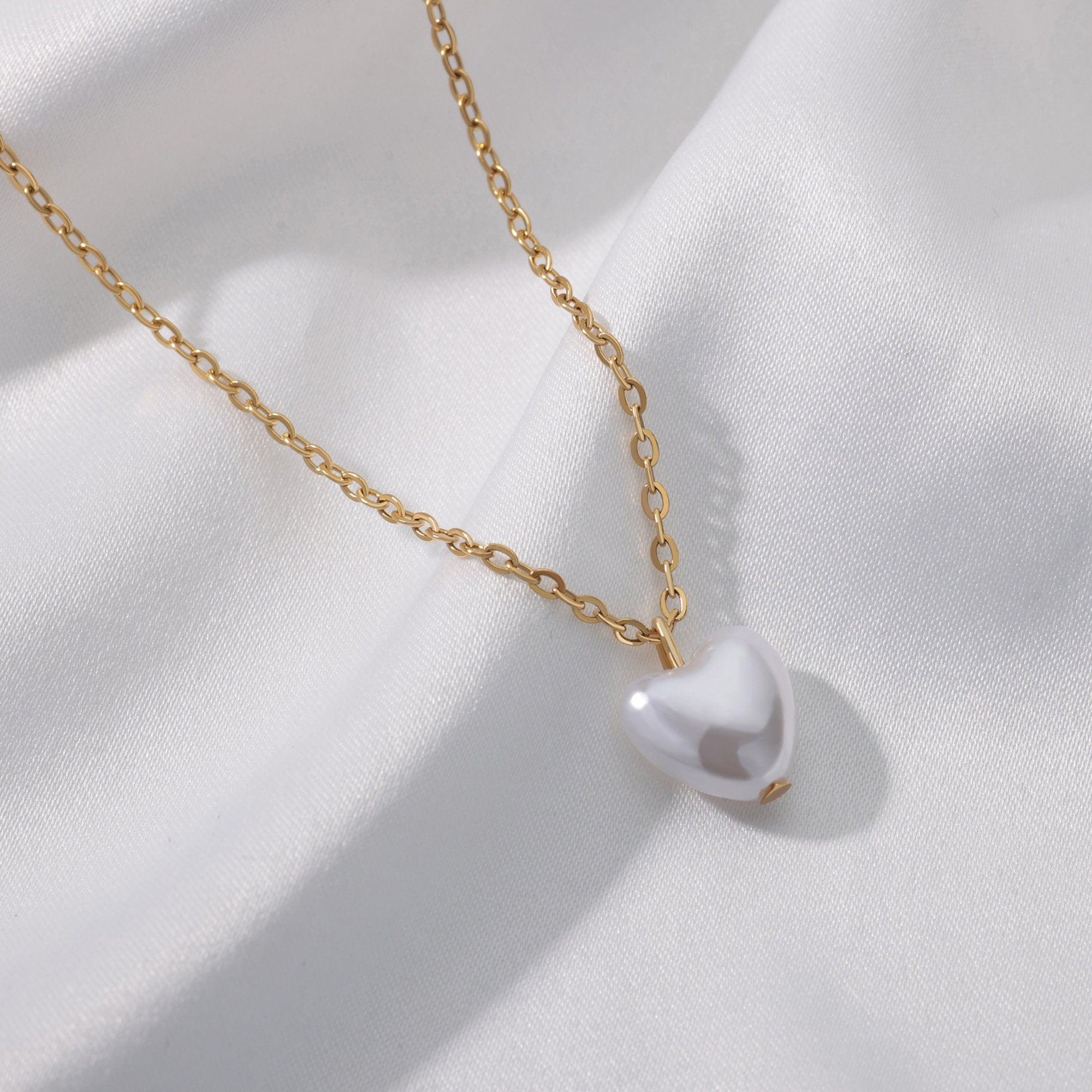 Boho Heart Pearl Pendant, Gold Pearl Necklace, 18K Gold Pearl Necklace, Dainty Pearl Heart Minimalist Jewelry for Women, Gift for Her