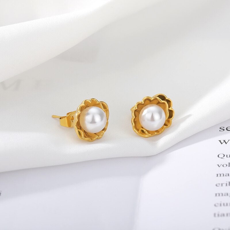 Boho Flower Pearl Stud Earrings, Gold Pearl Earrings, 18K Gold Pearl Studs, Dainty Minimalist Flower Earrings for Women, Gift for Her